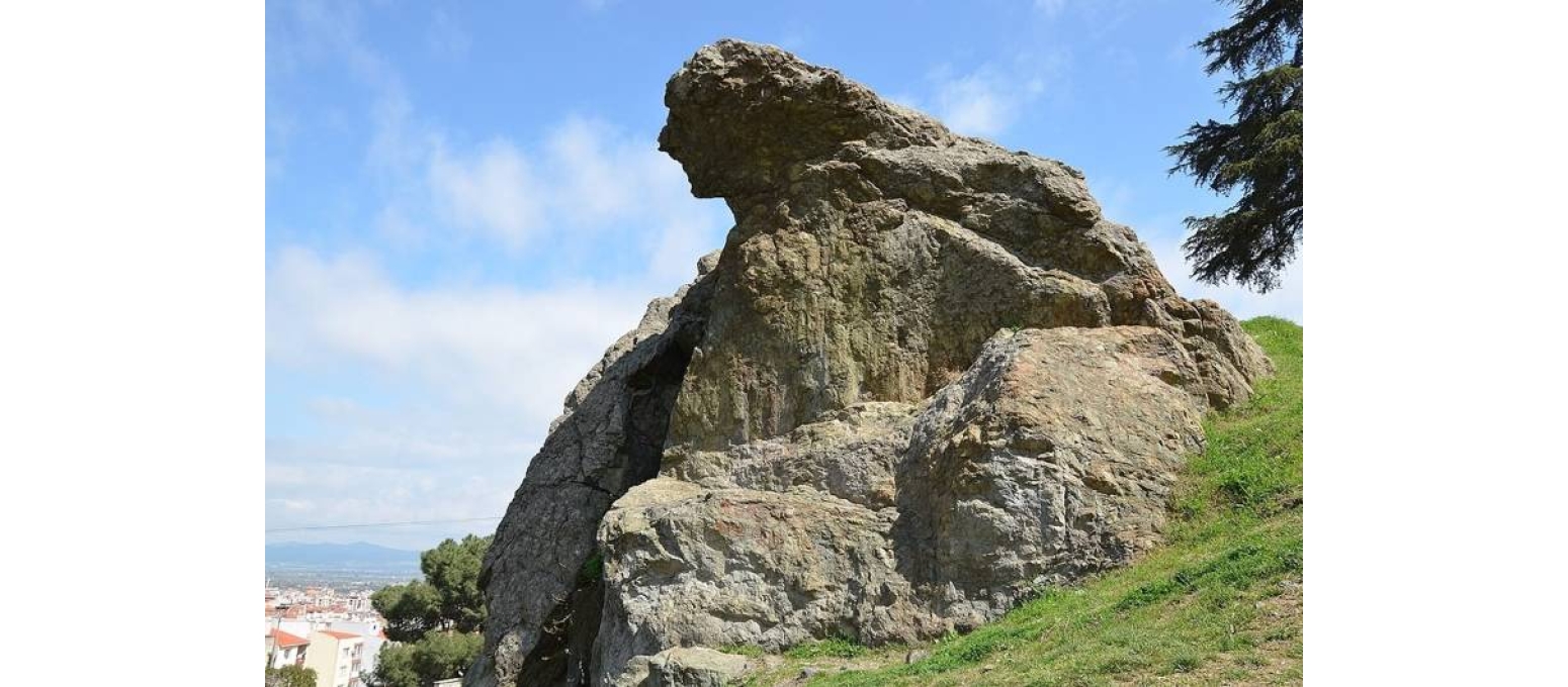 AĞLAMAKTAN TAŞA DÖNEN BİR KADININ EFSANESİ: AĞLAYAN KAYA