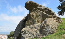 AĞLAMAKTAN TAŞA DÖNEN BİR KADININ EFSANESİ: AĞLAYAN KAYA