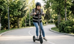 Elektrikli Scooter’ı İlk Kullanan Birine Verirsen Ne Olur?