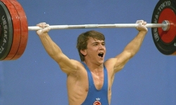 Naim Süleymanoğlu: Küçük Dev Adamın Büyük Hikayesi