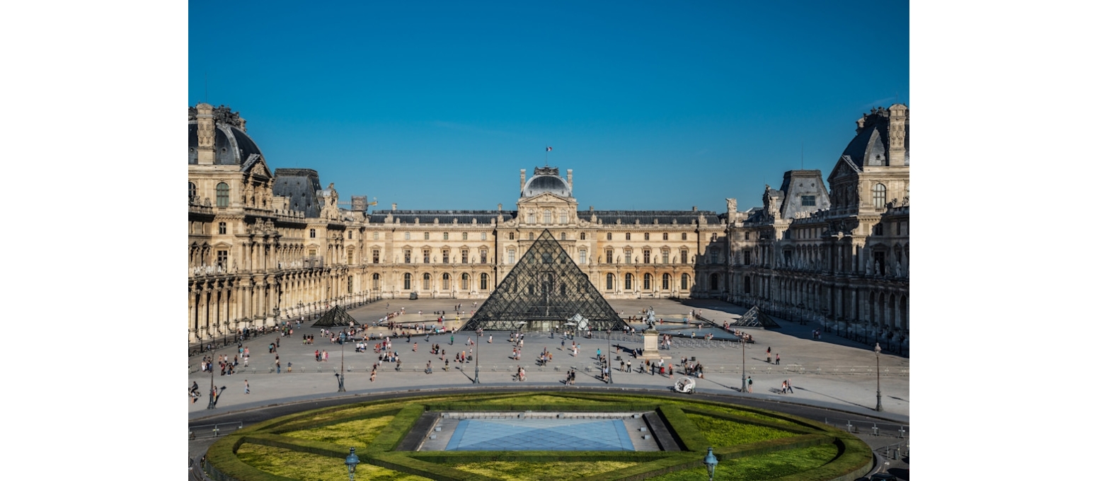 Louvre Müzesi ve Sessiz Bir Gülümseme